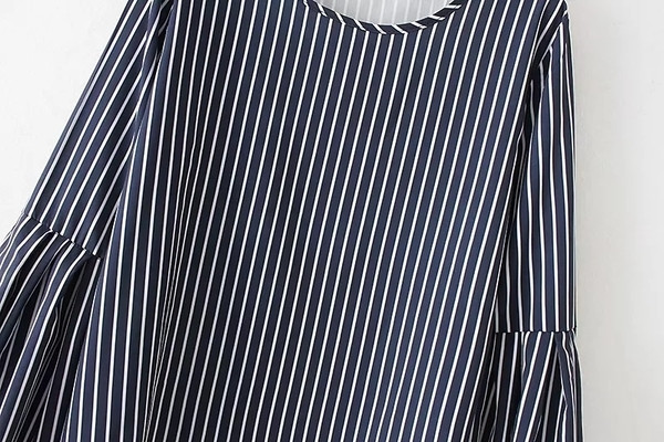 Τρέχουσα γυναικεία μπλούζα με ριγέ μανίκια