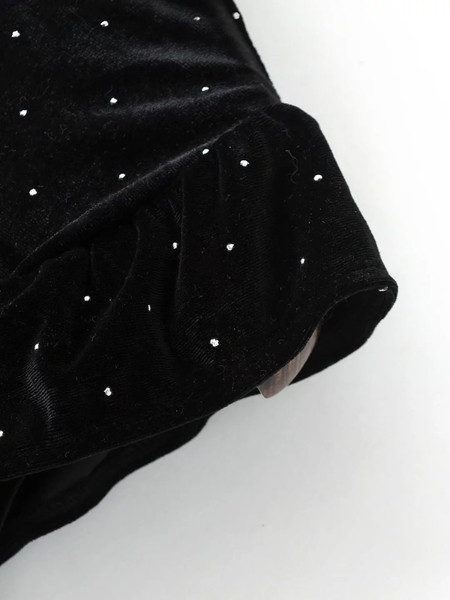 Ρετρό γυναικείο πουκάμισο με σημεία με μεγαλύτερους ώμους