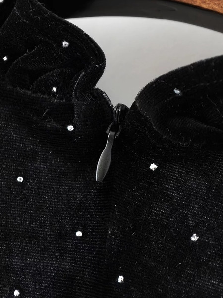 Ρετρό γυναικείο πουκάμισο με σημεία με μεγαλύτερους ώμους