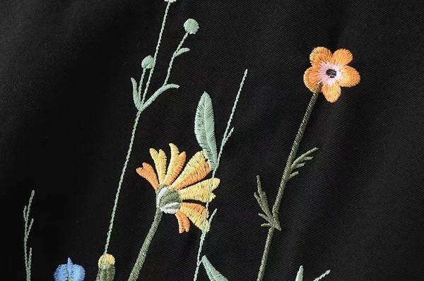 Дълго есенно дамско палто с бродерия в черен цвят