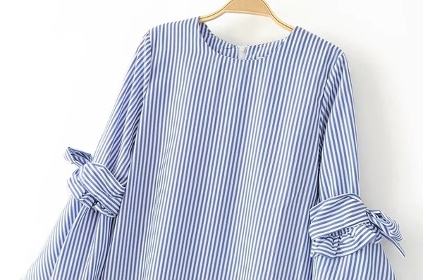 Μια καθημερινή γυναικεία μπλούζα με μια φαρδιά λωρίδα