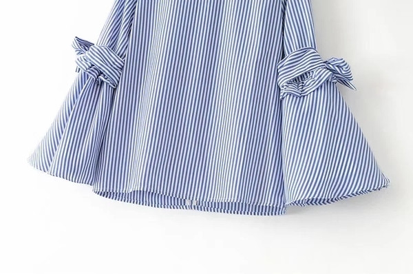 Μια καθημερινή γυναικεία μπλούζα με μια φαρδιά λωρίδα