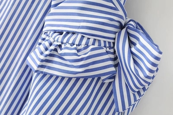 Μια καθημερινή γυναικεία μπλούζα με μια φαρδιά λωρίδα