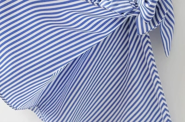 Μια καθημερινή γυναικεία μπλούζα με μια φαρδιά λωρίδα