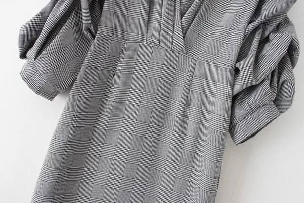 Κομψό φόρεμα γυναικείο με ντεκολτέ σε σχήμα V με φαρδιά μανίκια