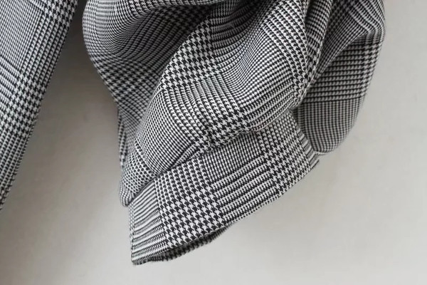 Κομψό φόρεμα γυναικείο με ντεκολτέ σε σχήμα V με φαρδιά μανίκια