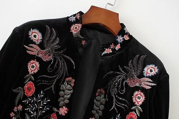 Αθλητικό κομψό κγυναικείο μπουφάν με floral κεντήματα