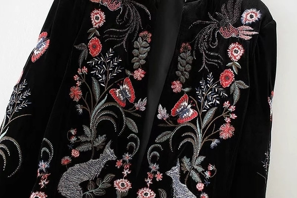 Αθλητικό κομψό κγυναικείο μπουφάν με floral κεντήματα