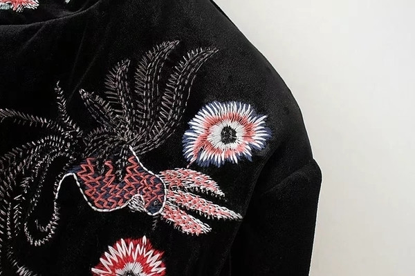 Αθλητικό κομψό κγυναικείο μπουφάν με floral κεντήματα