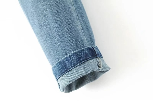 Τρέχον γυναικεία τζιν με ενδιαφέρον κεντήματα