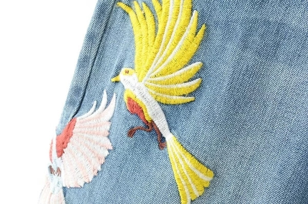 Τρέχον γυναικεία τζιν με ενδιαφέρον κεντήματα