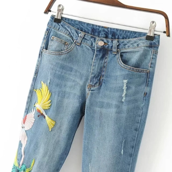 Τρέχον γυναικεία τζιν με ενδιαφέρον κεντήματα
