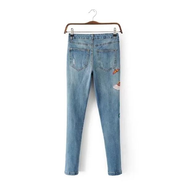 Τρέχον γυναικεία τζιν με ενδιαφέρον κεντήματα