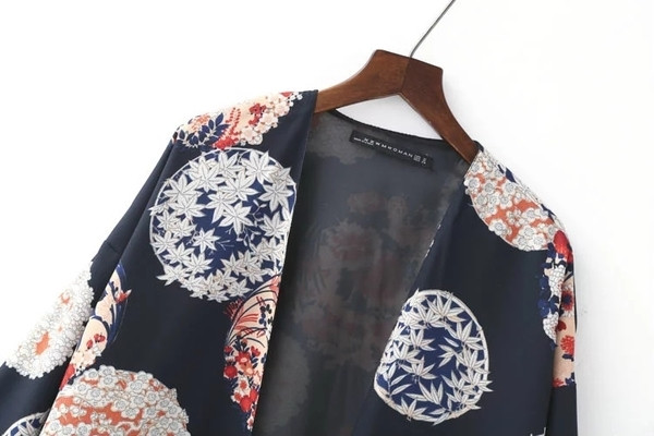 Μακρύ γυναικείο παλτό σε ένα ευρύ πρότυπο με πολύχρωμες εφαρμογές