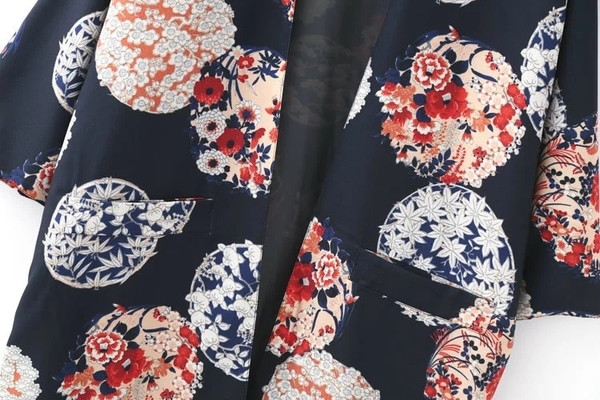 Μακρύ γυναικείο παλτό σε ένα ευρύ πρότυπο με πολύχρωμες εφαρμογές