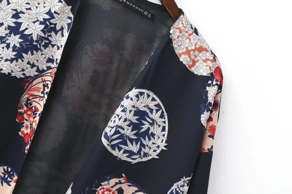 Μακρύ γυναικείο παλτό σε ένα ευρύ πρότυπο με πολύχρωμες εφαρμογές