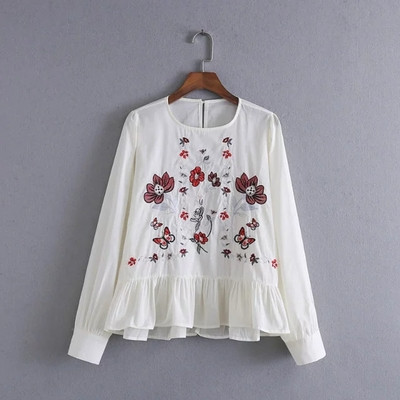 Κομψή γυναικεία μπλούζα με floral κεντήματα σε λευκό και μαύρο χρώμα