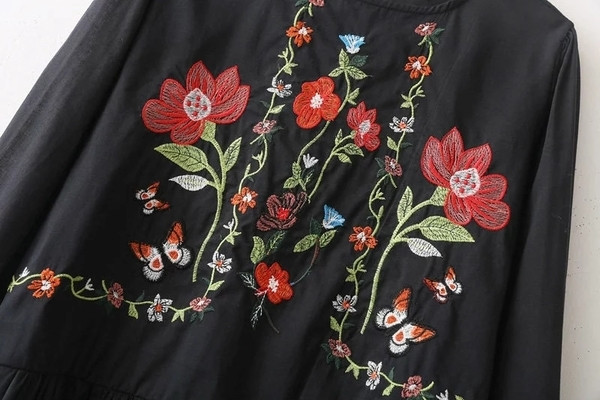 Κομψή γυναικεία μπλούζα με floral κεντήματα σε λευκό και μαύρο χρώμα