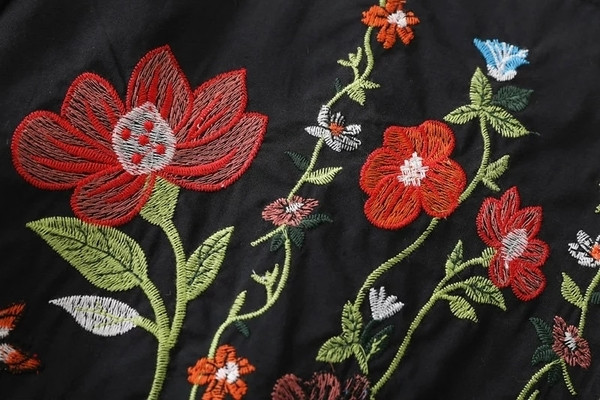 Κομψή γυναικεία μπλούζα με floral κεντήματα σε λευκό και μαύρο χρώμα