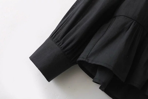 Κομψή γυναικεία μπλούζα με floral κεντήματα σε λευκό και μαύρο χρώμα