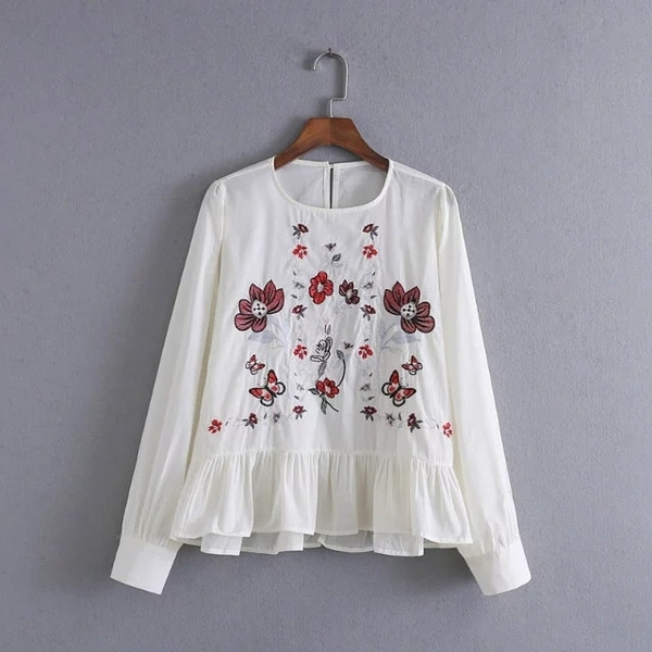 Κομψή γυναικεία μπλούζα με floral κεντήματα σε λευκό και μαύρο χρώμα