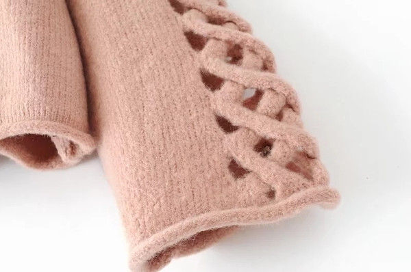 Ζεστό γυναικείο πουλόβερ σε ροζ και άσπρο χρώμα με ενδιαφέρον μανίκια