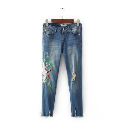 Μοντέρνα γυναικεία τζιν - με ενδιαφέρον κέντημα