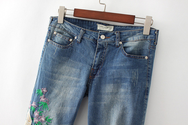 Μοντέρνα γυναικεία τζιν - με ενδιαφέρον κέντημα