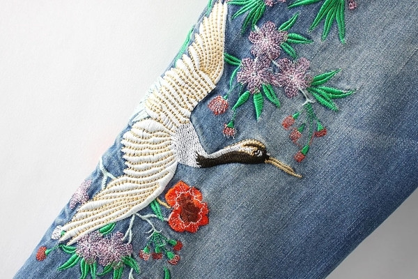 Μοντέρνα γυναικεία τζιν - με ενδιαφέρον κέντημα