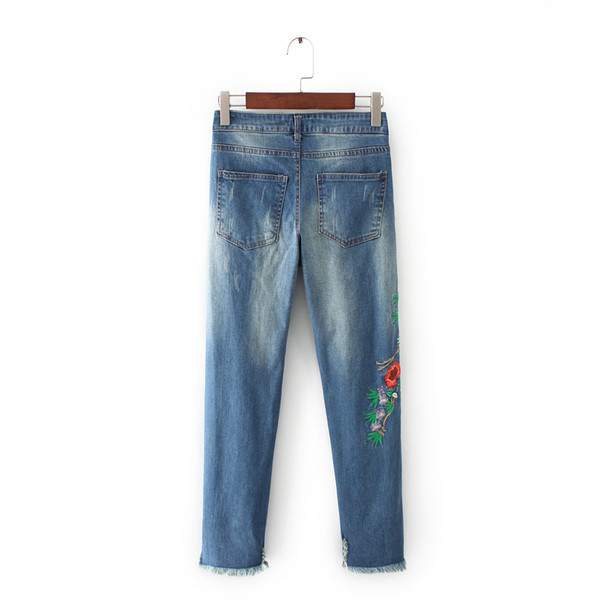 Μοντέρνα γυναικεία τζιν - με ενδιαφέρον κέντημα