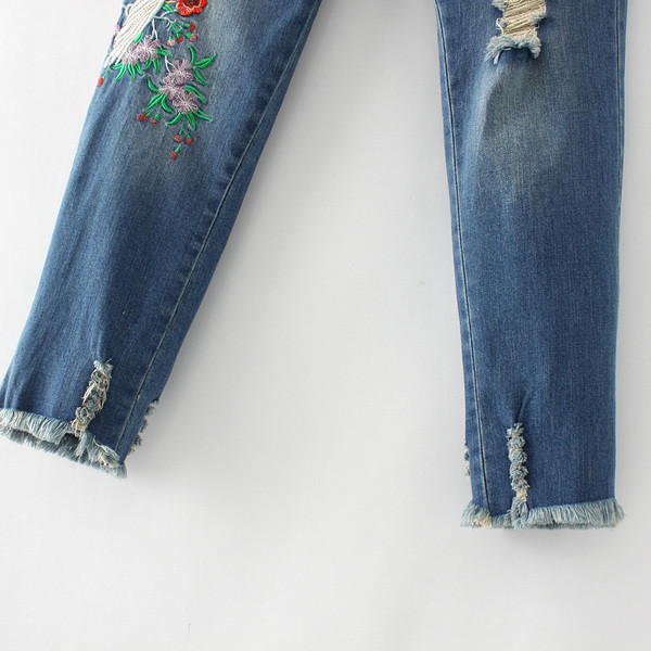 Μοντέρνα γυναικεία τζιν - με ενδιαφέρον κέντημα