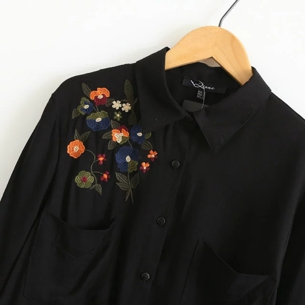 Μοντέρνο γυναικείο πουκάμισο σε μαύρο χρώμα με όμορφο κέντημα