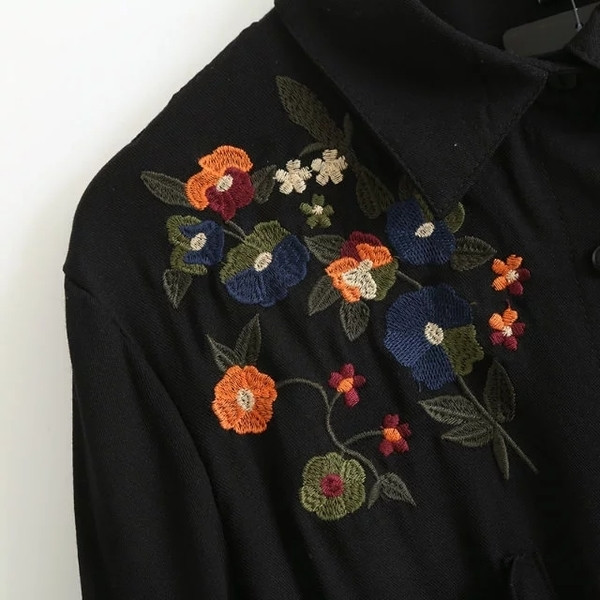 Μοντέρνο γυναικείο πουκάμισο σε μαύρο χρώμα με όμορφο κέντημα