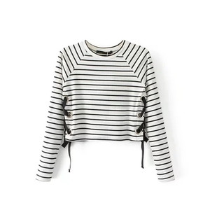 Σύντομη γυναικεία μπλούζα με λωρίδες με κορδόνια