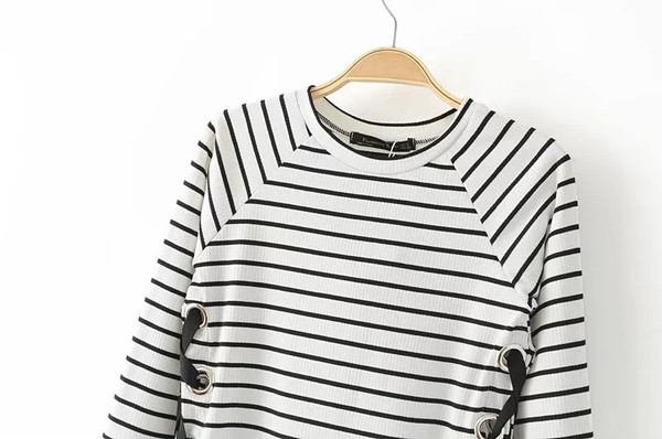 Σύντομη γυναικεία μπλούζα με λωρίδες με κορδόνια