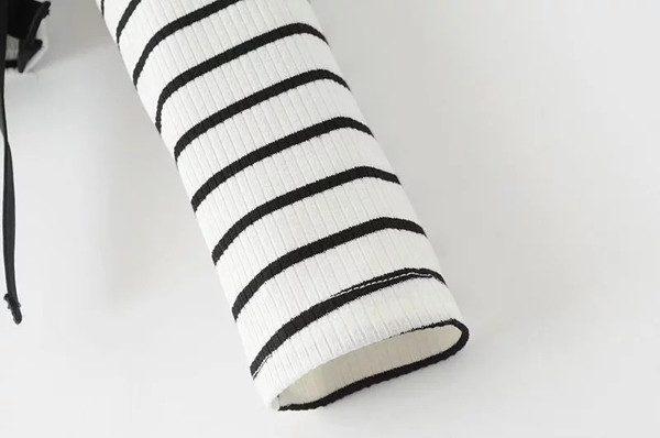 Σύντομη γυναικεία μπλούζα με λωρίδες με κορδόνια