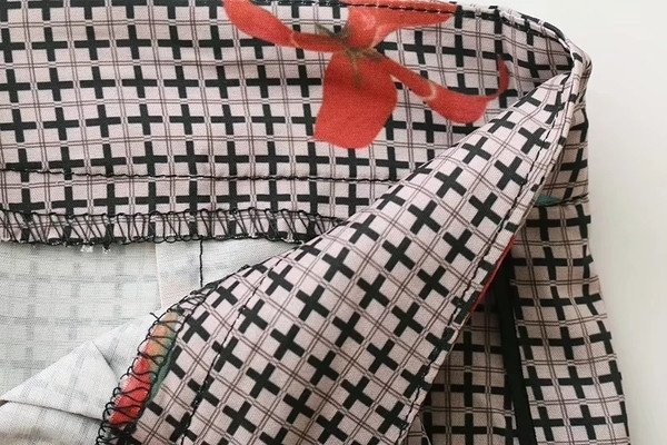 Μοντέρνα γυναικεία παντελόνια σε ίσιο μοτίβο 