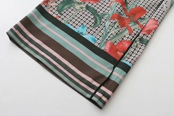 Μοντέρνα γυναικεία παντελόνια σε ίσιο μοτίβο 