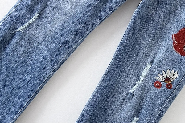 Casual γυναικεία τζιν με κεντήματα και ραγισμένα