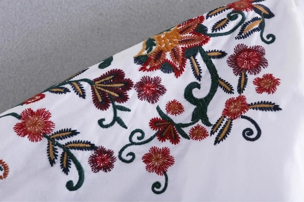 Όμορφο γυναικείο πουκάμισο με λουλούδια σε λευκό χρώμα