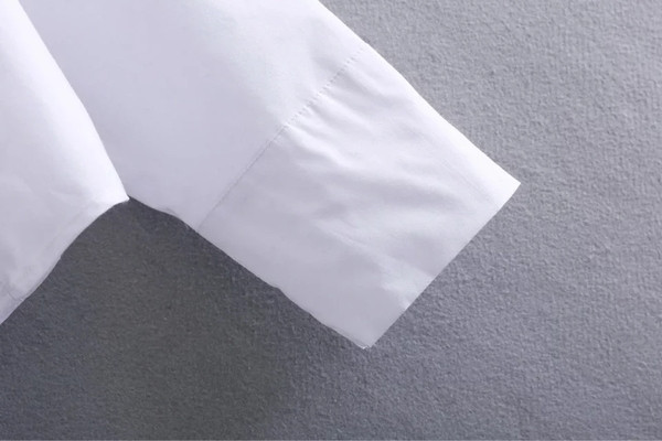 Όμορφο γυναικείο πουκάμισο με λουλούδια σε λευκό χρώμα