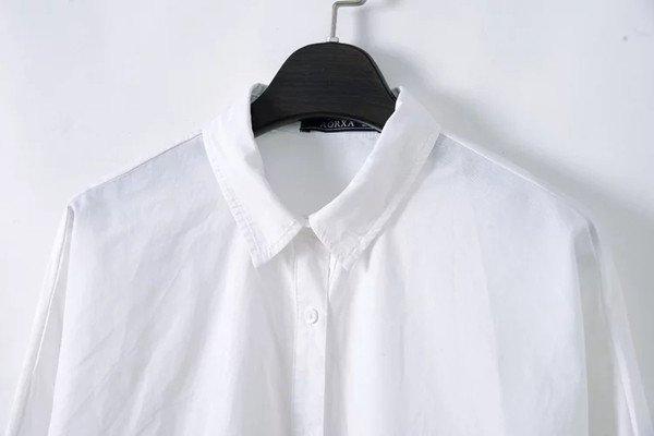 Ένα ενδιαφέρον γυναικείο πουκάμισο για το φθινοπωρινό με λωρίδα και μανίκια