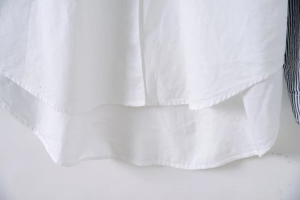 Ένα ενδιαφέρον γυναικείο πουκάμισο για το φθινοπωρινό με λωρίδα και μανίκια