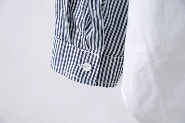 Ένα ενδιαφέρον γυναικείο πουκάμισο για το φθινοπωρινό με λωρίδα και μανίκια