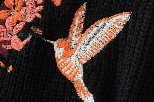 Красив плетен дамски пуловер в черен цвят с бродерия