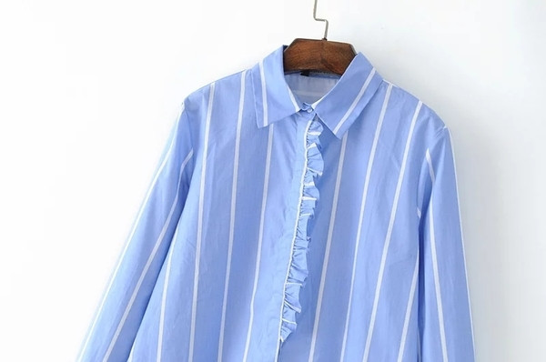 Ένα άνετογυναικείο πουκάμισο σε μια λωρίδα κατάλληλο για την καθημερινή ζωή