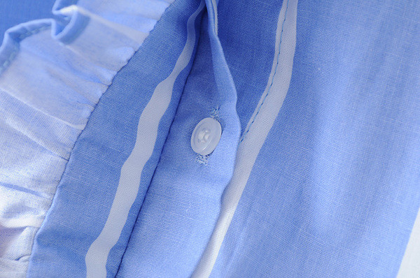 Ένα άνετογυναικείο πουκάμισο σε μια λωρίδα κατάλληλο για την καθημερινή ζωή