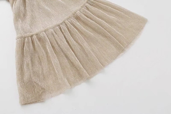 Κομψή γυναικεία μπλούζα για το φθινόπωρο σε κομψό χρώμα με φαρδιά μανίκια