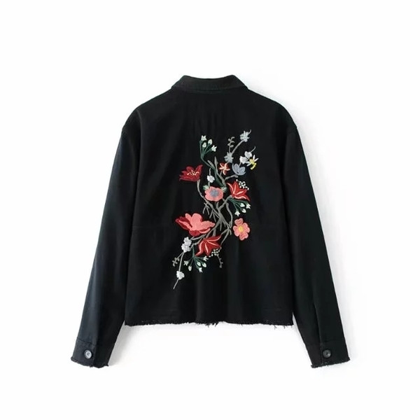 Φθινοπωρινό γυναικείο πουκάμισο σε μαύρο χρώμα με κεντήματα λουλουδιών