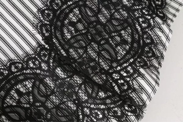 Μοντέρνα γυναικεία μπλούζα με δαντέλα